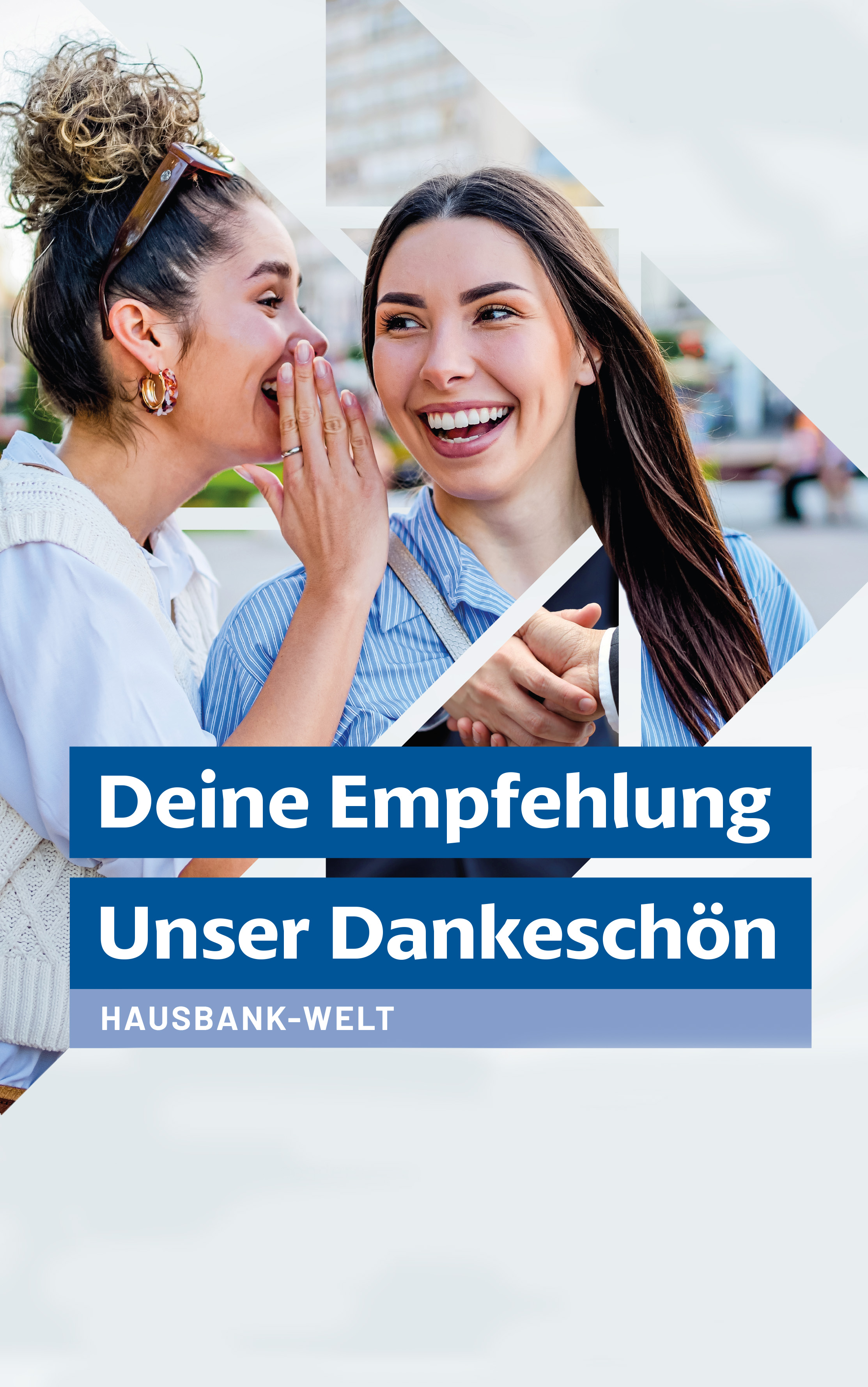 Eine junge Frau in rosa Kleidung und ein Mann in grüner Kleidung grinsen in die Kamera und zeigen ein Peace-Zeichen.