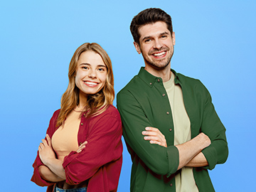 Ein Mann und eine Frau lachen in die Kamera