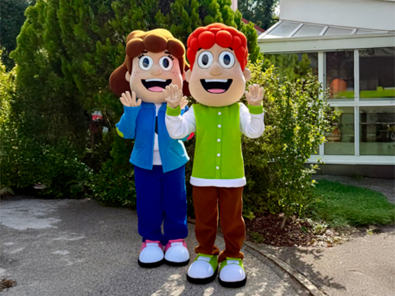 Zwei Menschen in Klara und Anton Kostümen